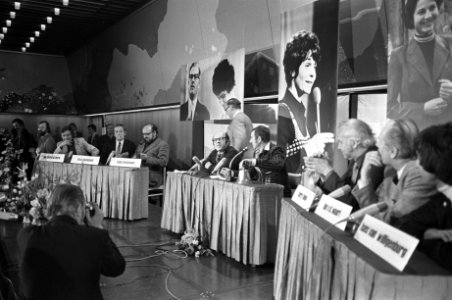 Jury en of bestuur achter tafel, Bestanddeelnr 925-5486