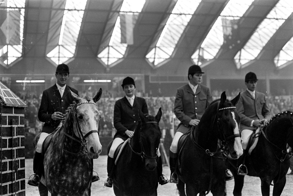 Jumping Amsterdam . Op weg naar ereloge. S. Hayes en miss M. McDowell rijden ere, Bestanddeelnr 920-8206