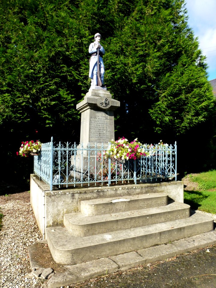 Justine-Herbigny (Ardennes) monument aux morts Herbigny