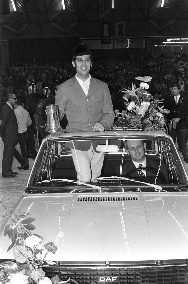 Jumping Amsterdam in de RAI, Alwin Schockemohle met beker in gewonnen auto, Bestanddeelnr 926-0737