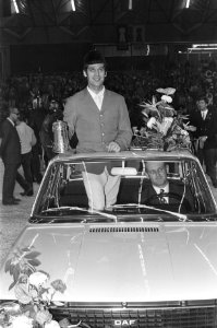 Jumping Amsterdam in de RAI, Alwin Schockemohle met beker in gewonnen auto, Bestanddeelnr 926-0737