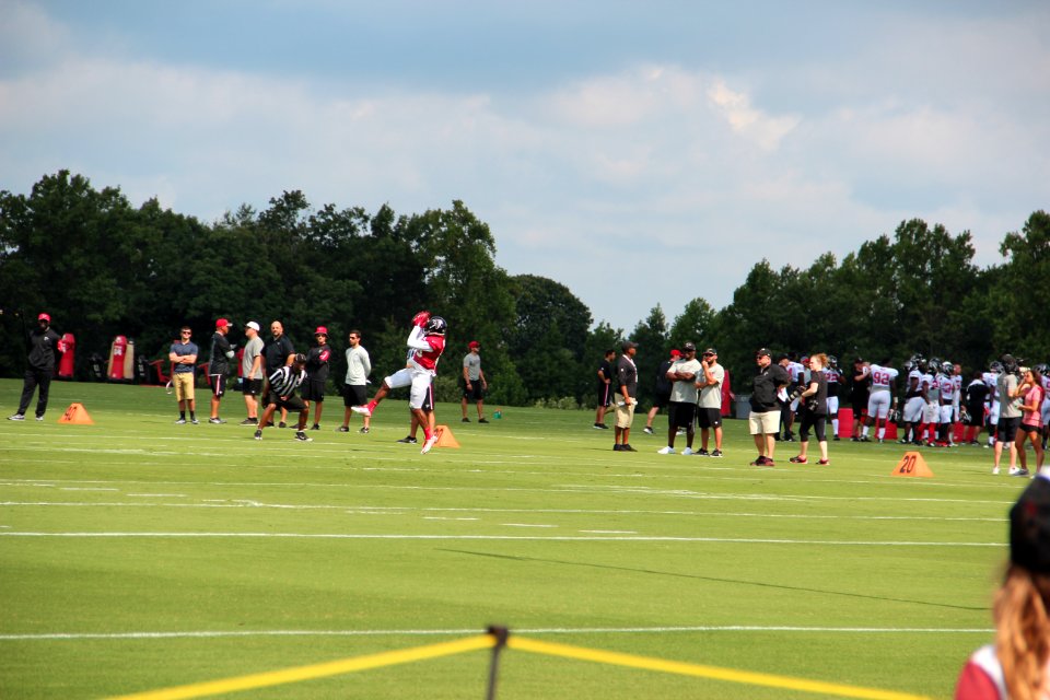 Justin Hardy catching a pass at Falcons training camp, July 2016 02