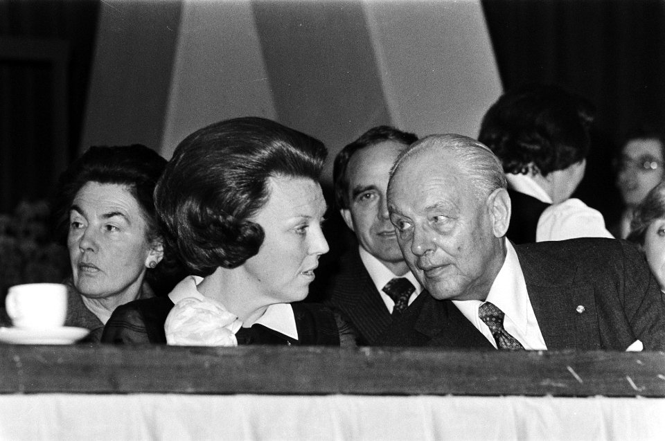 Jumping Amsterdam Prinses Beatrix in gesprek met heer Tetzner (voorzitter Jump, Bestanddeelnr 928-9093