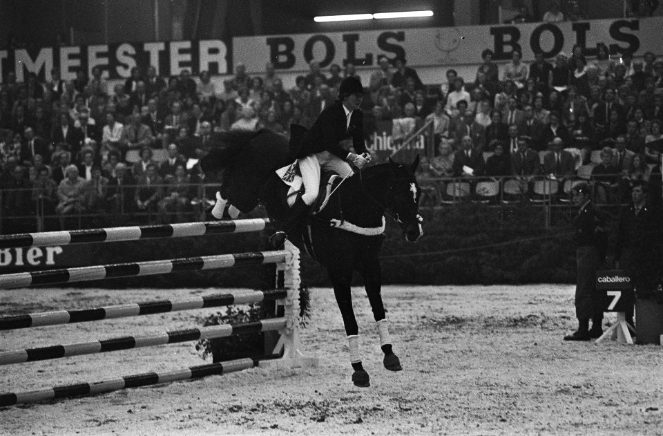 Jumping Amsterdam in RAI miss A. Drummond-Hay in aktie op Merely a Monarch, Bestanddeelnr 923-9688