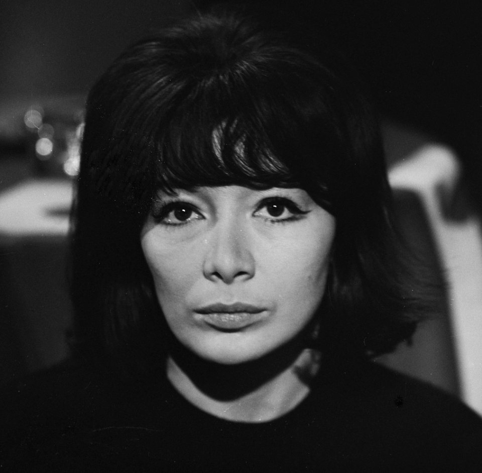 Juliette Greco voor het programma Domino in de Cinebone Studio in Duivendrecht, Bestanddeelnr 914-9574 (cropped)