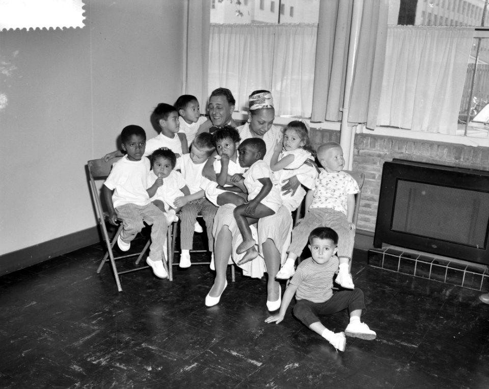 Josephine Baker met haar 10 kinderen bezoekt Rotterdam, Bestanddeelnr 910-5759
