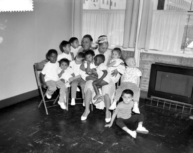 Josephine Baker met haar 10 kinderen bezoekt Rotterdam, Bestanddeelnr 910-5759