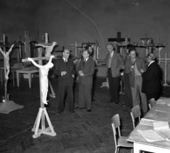 Jury op tentoonstelling van kruisbeelden Stedelijk Museum Amsterdam, Bestanddeelnr 905-4626