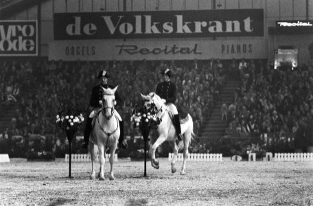 Jumping Amsterdam , in RAI twee ruiters van Spaanse Rijschool uit Wenen in akti, Bestanddeelnr 923-9732