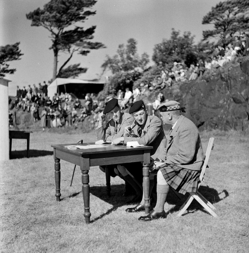 Juryleden beoordelen prestaties tijdens de Highland Games, een negentiende eeuws, Bestanddeelnr 254-2845