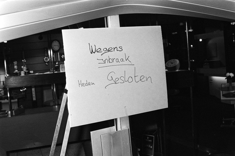 Juwelier Meyst gesloten na derde inbraak in twee weken. Bordje op de deur Wegen, Bestanddeelnr 931-9832