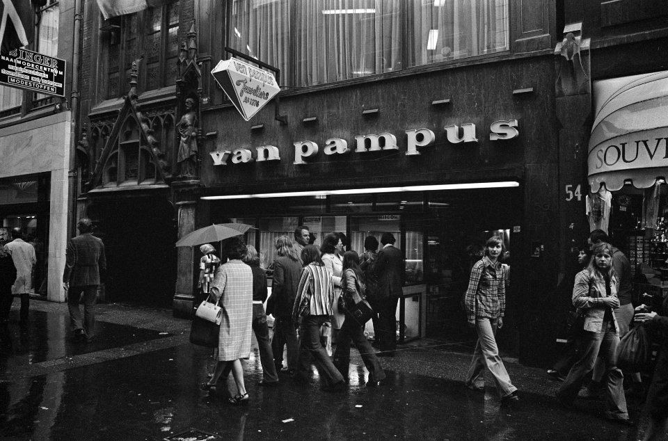 Juwelier overvaller de baas in juwelierszaak Carel van Pampus in de Kalverstraat, Bestanddeelnr 926-5967