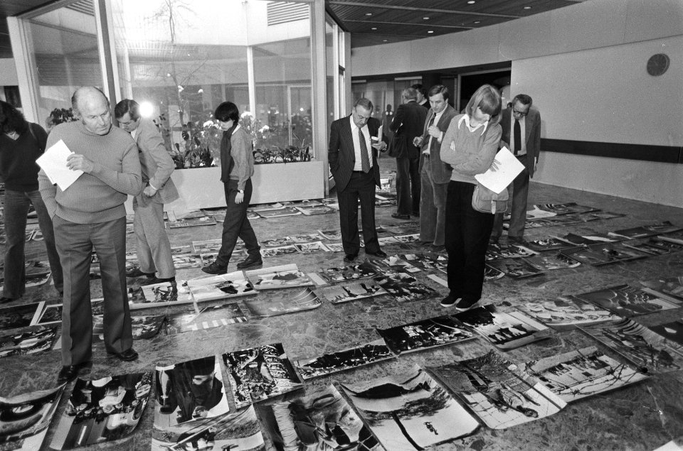 Jurering World Press Photo in het KLM-gebouw in Amsterdam, Bestanddeelnr 930-1262