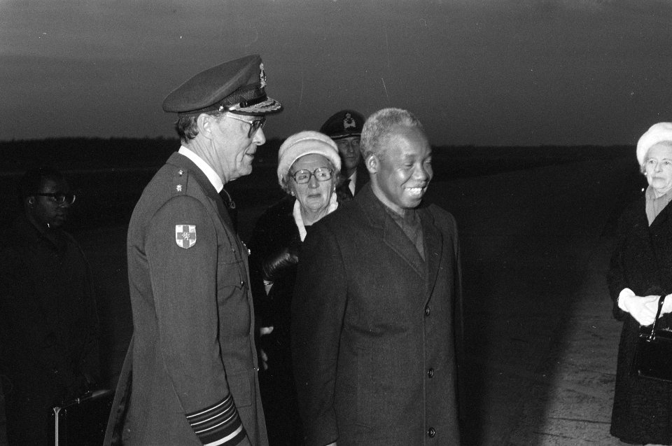 Juliana en Bernhard verwelkomen President Neyerere van Tanzania op Soesterberg , Bestanddeelnr 928-2808
