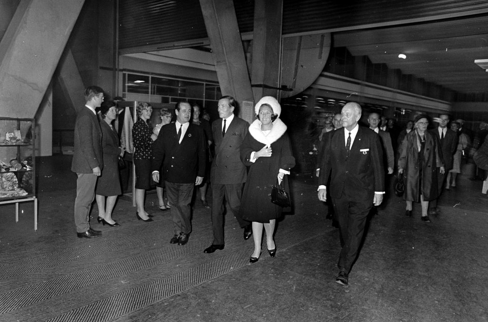 Jumping Amsterdam . Op weg naar ereloge. Dhr. Heineken , prins Claus , prinses B, Bestanddeelnr 920-8201