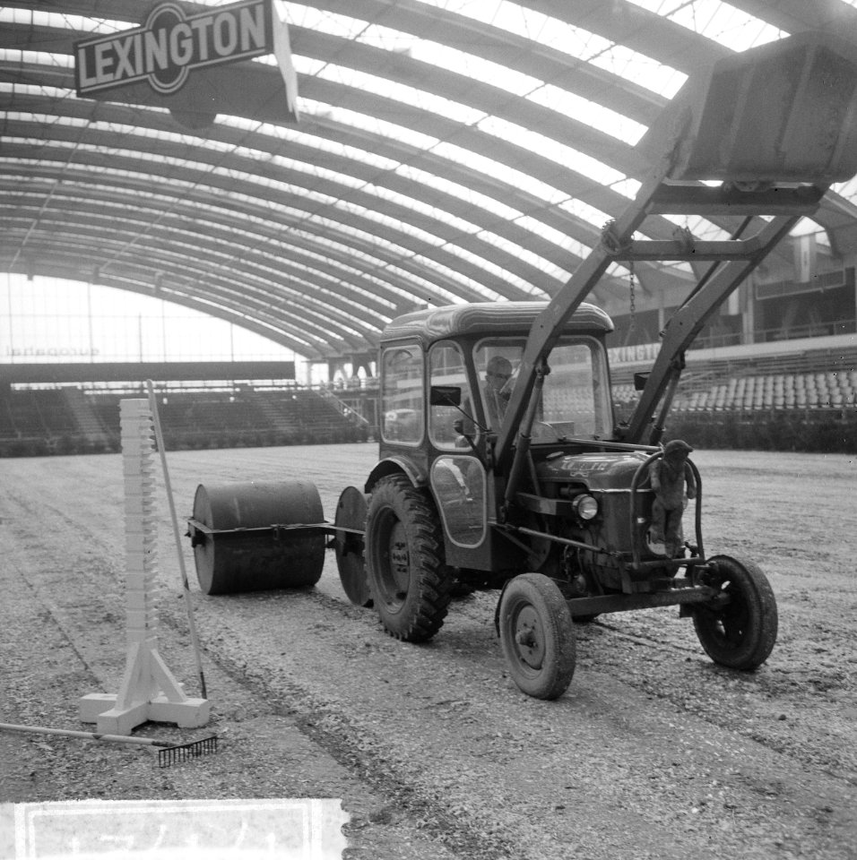 Jumping Amsterdam, tractors aan het werk in de RAI, Bestanddeelnr 917-1721