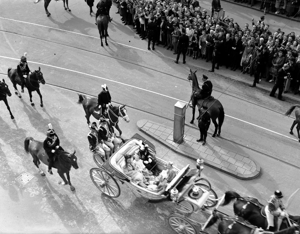 Juliana nieuwe koningin Eerste rijtoer van het Koninklijk Gezin met de drie oud, Bestanddeelnr 900-0166