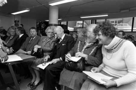 Juliana opent info-centrum Stichting Informatie en Documentatie t.b.v. het gehan, Bestanddeelnr 931-8671