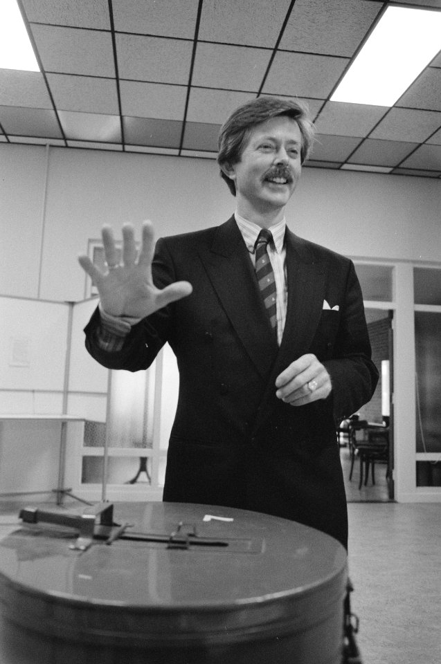 Joris Voorhoeve (VVD) brengt zijn stem uit, Bestanddeelnr 934-4957