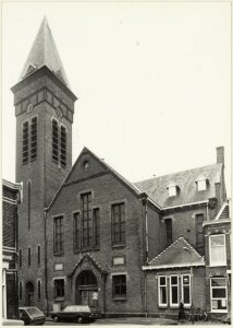 Julianakerk ingang en klokkentoren. NL-HlmNHA 54005113