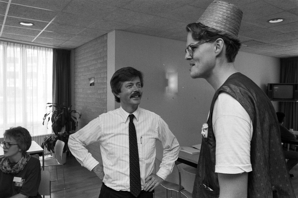 Joris Voorhoeve met een student van de Universiteit van Twente in Enschede, Bestanddeelnr 934-4909