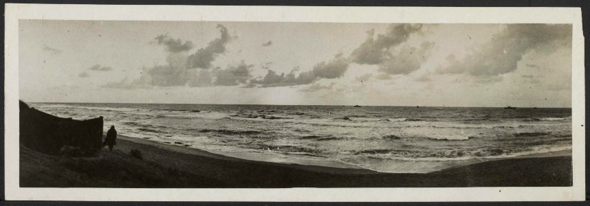 Just before sunshine in the eastern Mediterranean. A wonderfully artistic cloud , Bestanddeelnr 158-2543