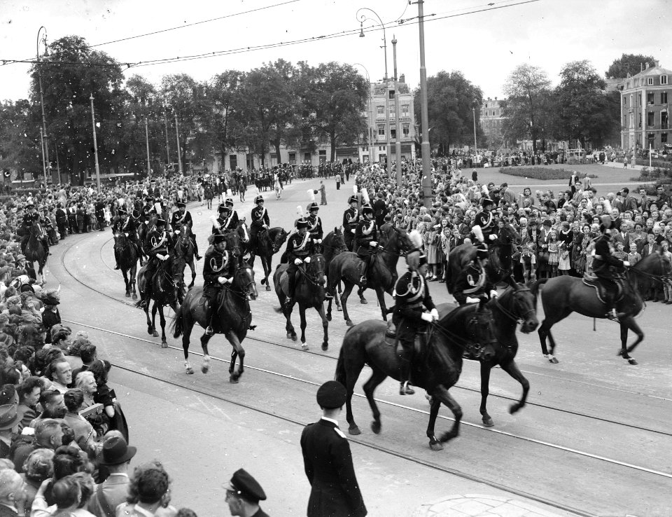 Juliana nieuwe koningin. Eerste rijtoer van het Koninklijk Gezin in de Crême Cal, Bestanddeelnr 900-0156