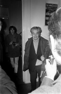 Joris Ivens drinkt kop koffie op Filmakademie nr. 2a Joris Ivens, Bestanddeelnr 921-9279