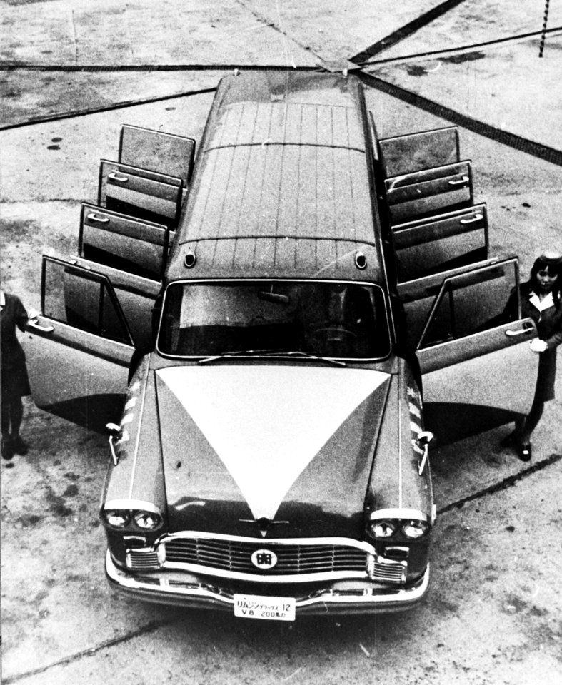 Jumbo-taxi voor twaalf personen in Oostenrijk, Bestanddeelnr 923-6575 (cropped)