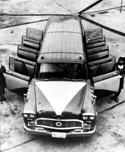 Jumbo-taxi voor twaalf personen in Oostenrijk, Bestanddeelnr 923-6575 (cropped)