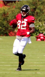 Joshua Perkins catching a pass 2016 01 (cropped)