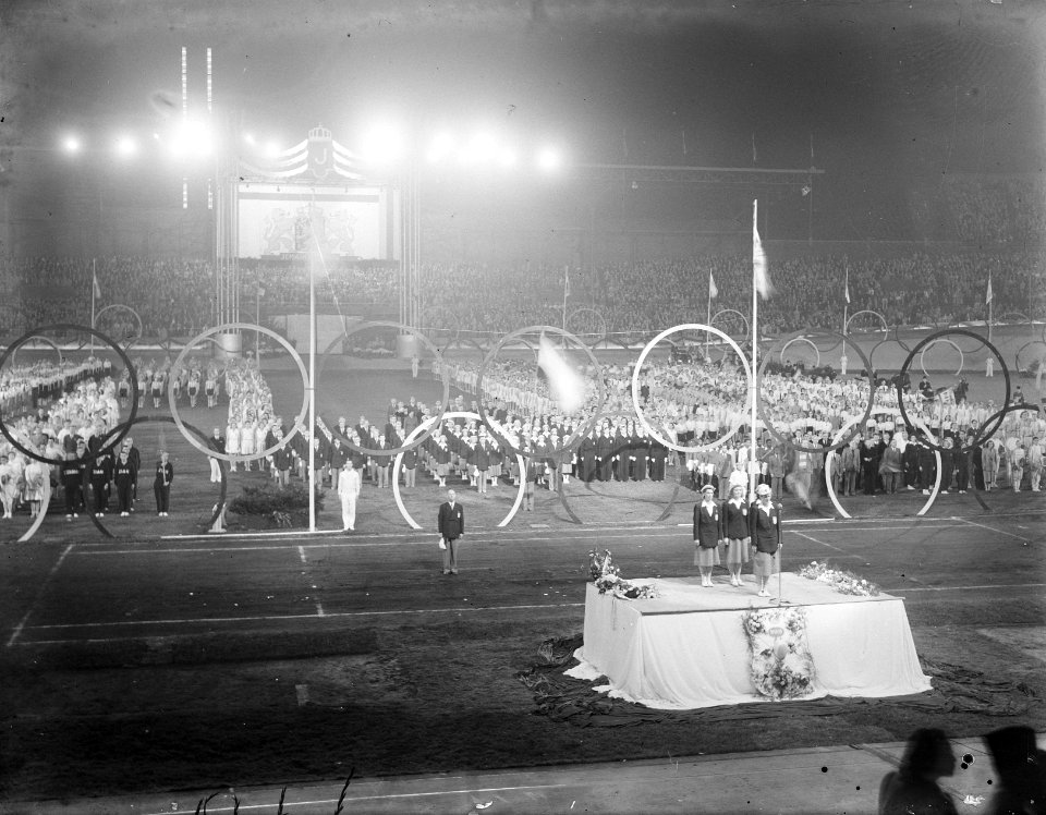 Juliana nieuwe koningin. Sportmanifestatie in het Olympisch Stadion in Amsterdam, Bestanddeelnr 900-0187