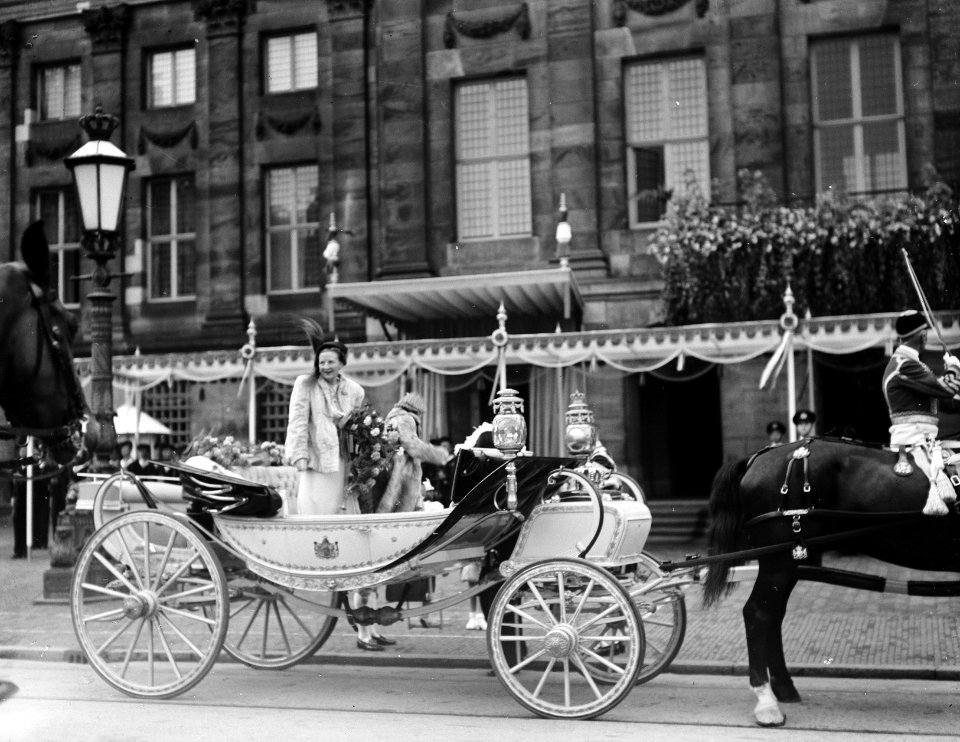 Juliana nieuwe koningin. Eerste rijtoer van het Koninklijk Gezin in de Crême Cal, Bestanddeelnr 900-0164
