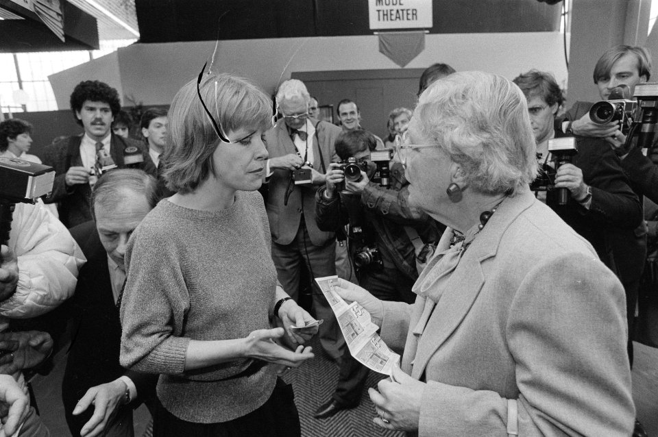 Juliana opent Huishoudbeurs in de RAI in A'dam Juliana koopt bij de stand van he, Bestanddeelnr 933-2909
