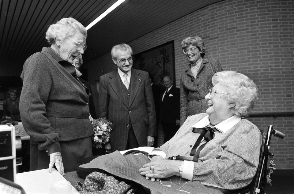 Juliana opent in Tilburg nieuw combinatie project Stichting St. Jozefzorg Prin, Bestanddeelnr 933-4858