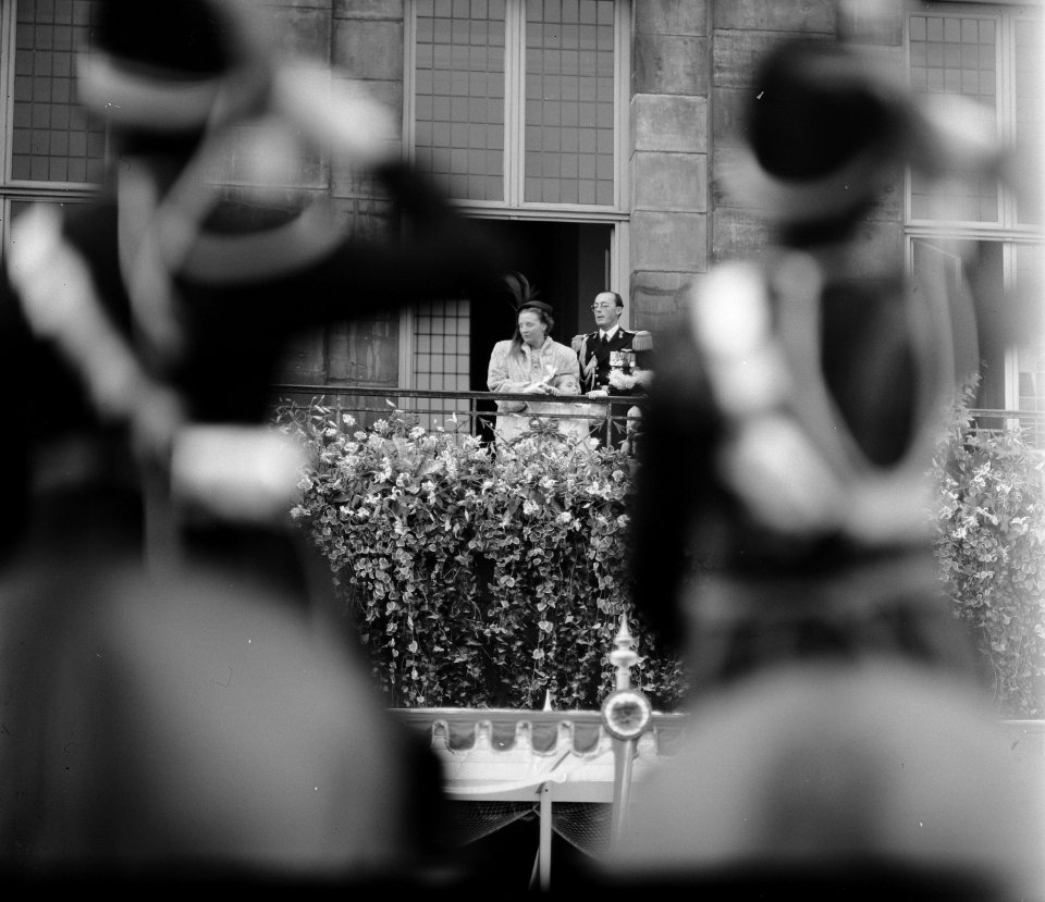 Juliana nieuwe koningin. Het Koninklijk Paar op het paleisbalcon, na terugkeer v, Bestanddeelnr 900-0168