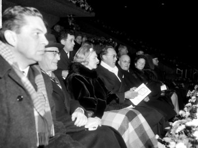 Jubileumwedstrijd 75 jaar KNVB. Nederland tegen Engeland 1-1, op de eretribune v, Bestanddeelnr 917-2243