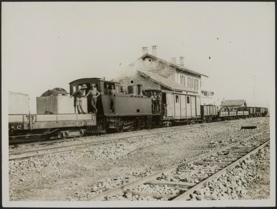Junction Station a captured Turkish train. Note the Turkish crescent painted on, Bestanddeelnr 158-1917