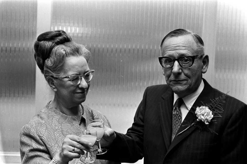 Jubileum dirigent Ernst Gest in RK Parochiehuis (veertig jarig jubileum) Amsterd, Bestanddeelnr 923-1419