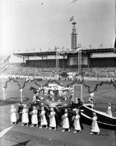 Jubileumspel In Neerlands Tuin in het Olympisch Stadion te Amsterdam, naar ide, Bestanddeelnr 900-0036