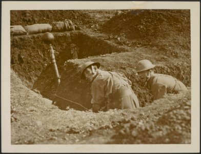 Just about to fire a heavy trench howitzer, Bestanddeelnr 158-2199