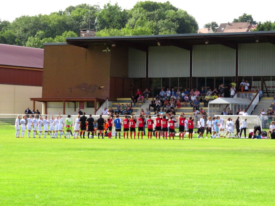 Juvisy Guingamp Breuillet 17 Aout 2013 - 2 - Entree des joueuses