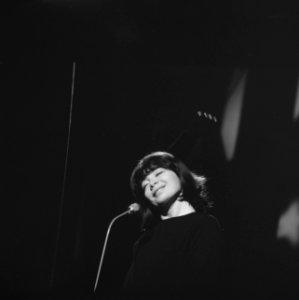 Juliette Greco voor het programma Domino in de Cinebone Studio in Duivendrecht, Bestanddeelnr 914-9571