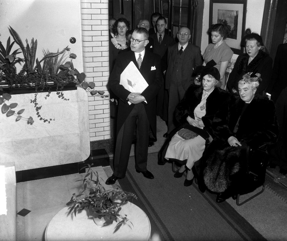 Jubileum A.W. Sijthoffs Uitgeversmaatschappij te Leiden. Onthulling cadeau van …, Bestanddeelnr 904-3766