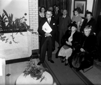Jubileum A.W. Sijthoffs Uitgeversmaatschappij te Leiden. Onthulling cadeau van …, Bestanddeelnr 904-3766