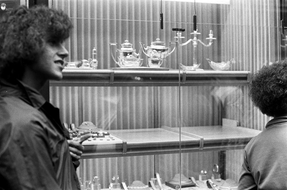 Juwelier Schipper (Heiligeweg, Amsterdam) beroofd de leeggeroofde vitrine, Bestanddeelnr 927-4404
