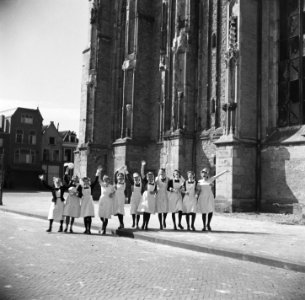 Juichende verpleegsters van het St Josephziekenhuis voor de Grote Kerk, Bestanddeelnr 900-2479