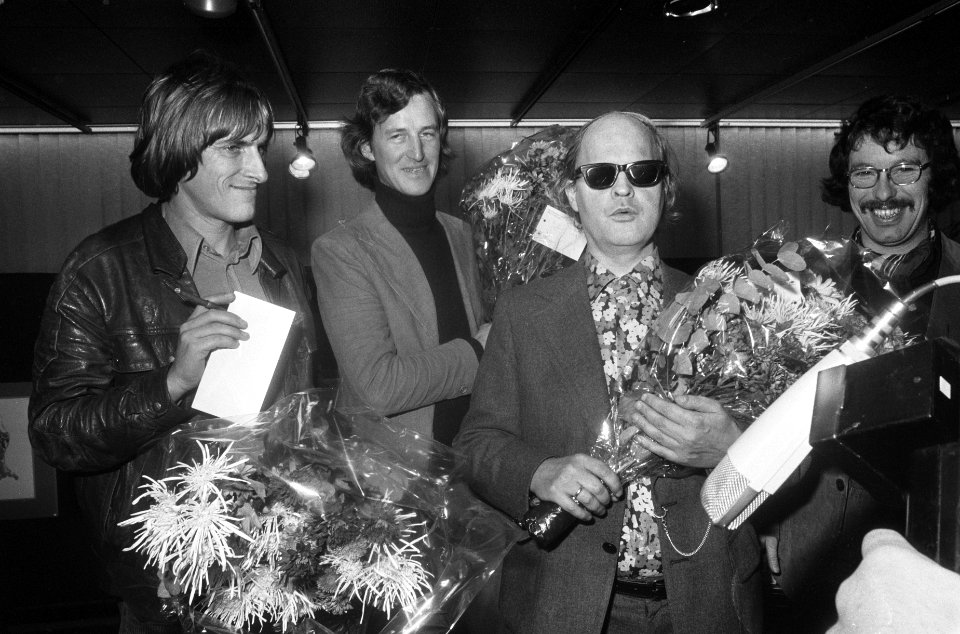 Jules de Corte krijgt Louis Davidsprijs van Louis van Dijk in Amstelveen Rogier, Bestanddeelnr 928-2884