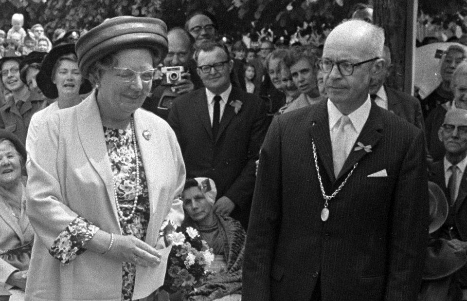 Juliana met burgemeester C.N.F. van Sas (1967)