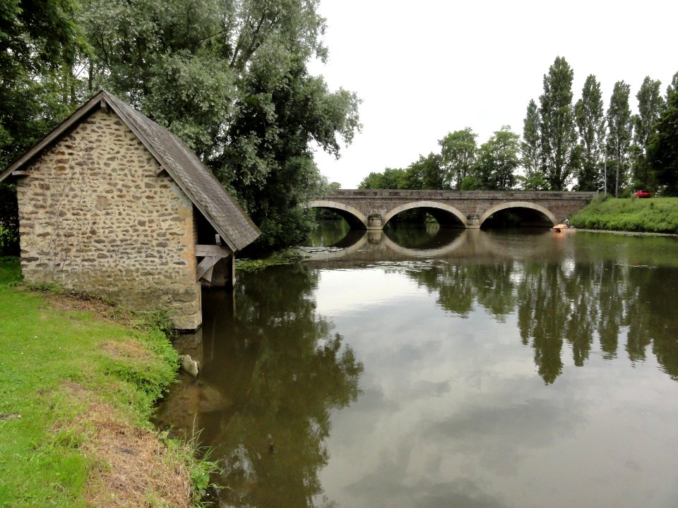 Juillé (Sarthe) Lavoir et pont sur la Sarthe